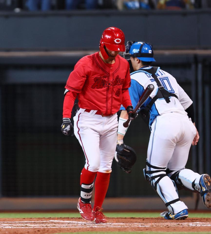 　５回、見逃し三振に倒れる矢野（撮影・中島達哉）