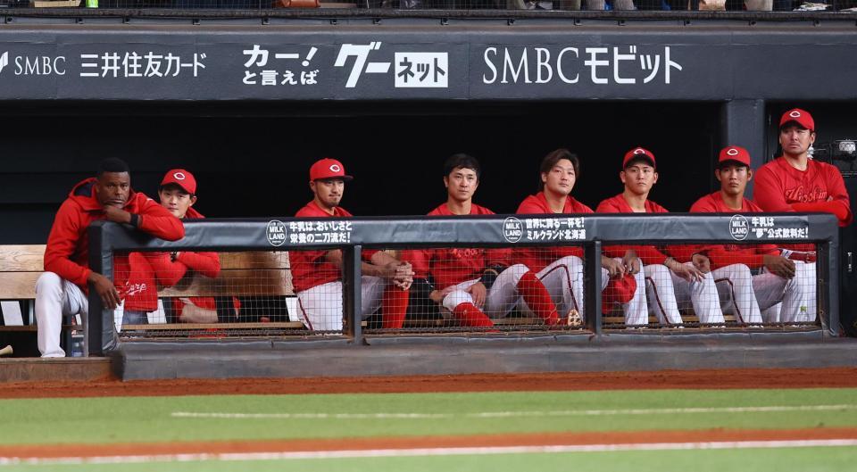 　９回、戦況を見つめる広島ナイン（撮影・中島達哉）