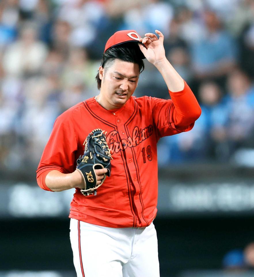 　４回、顔をしかめながらベンチに戻る床田（撮影・中島達哉）