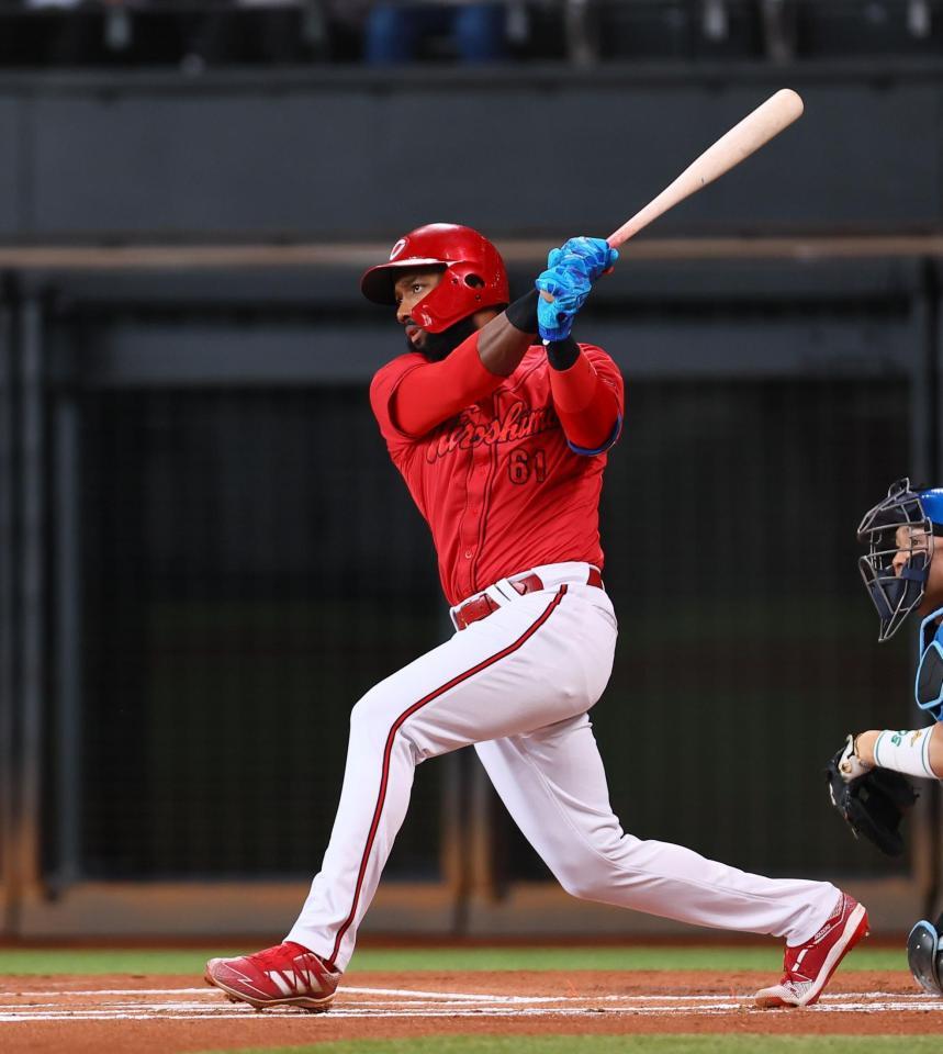 　１回、二塁打を放つファビアン（撮影・中島達哉）