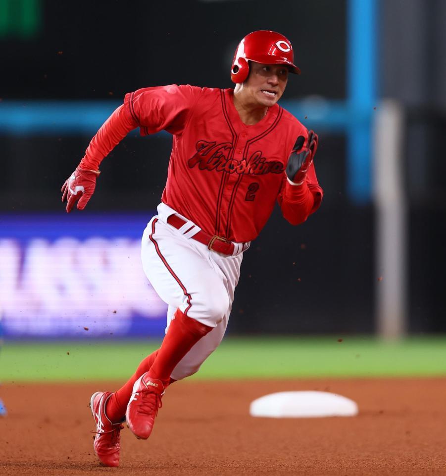 　１回、ファビアンの二塁打で激走する田中（撮影・中島達哉）