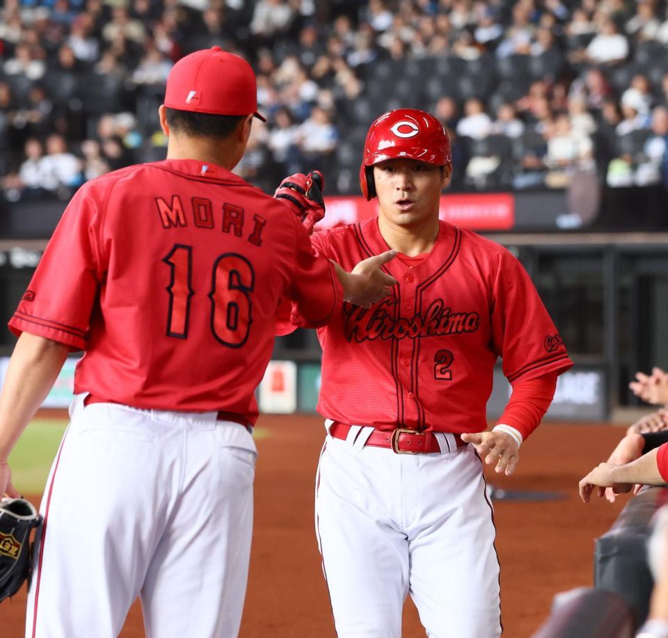 　１回、ファビアンの二塁打を水谷がファンブルする間に生還し、森（左）とタッチを交わす田中（撮影・中島達哉）