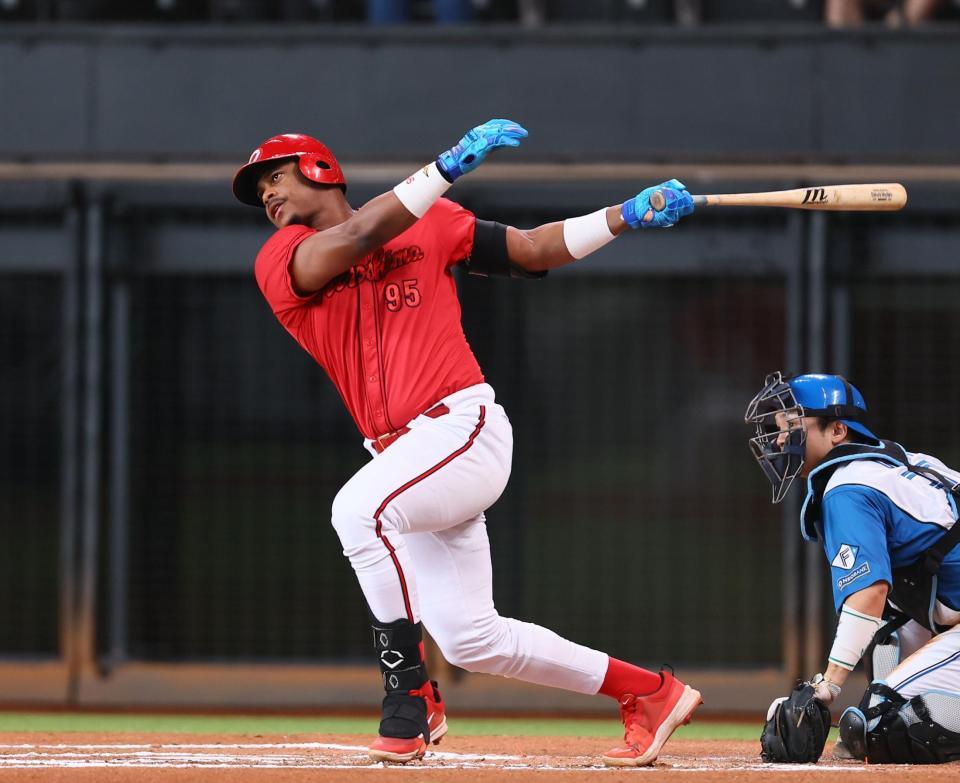 　６回、適時二塁打を放つモンテロ（撮影・中島達哉）