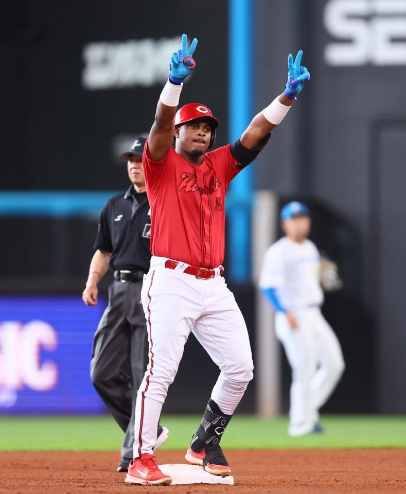 　６回、適時二塁打を放ち、ポーズを決めるモンテロ（撮影・中島達哉）