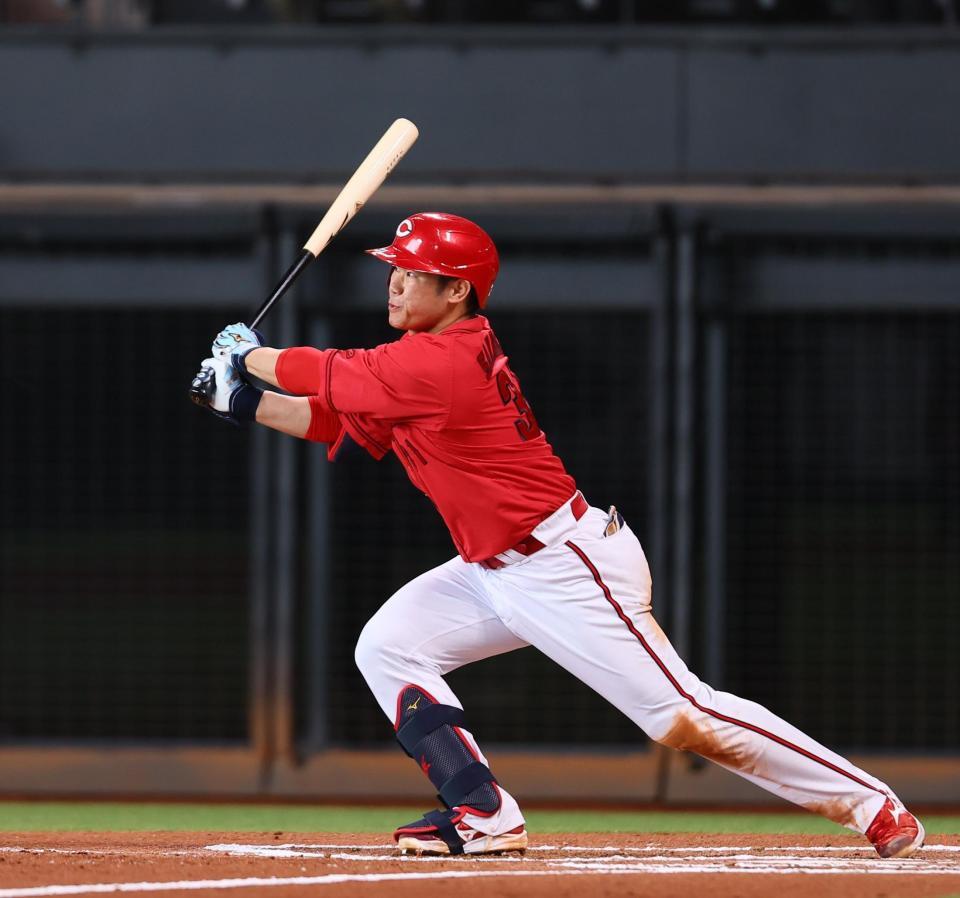 　６回、２点適時二塁打を放つ坂倉（撮影・中島達哉）