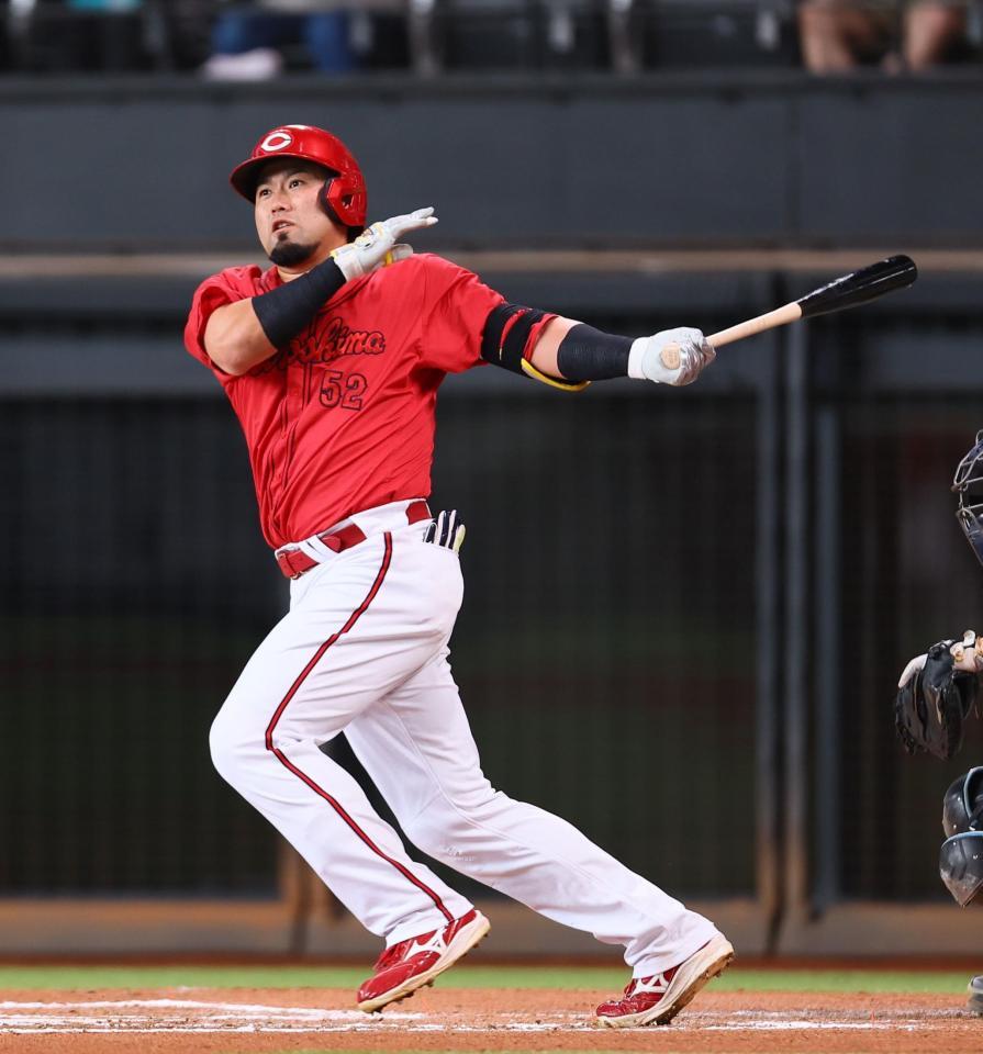 　６回、適時二塁打を放つ末包（撮影・中島達哉）