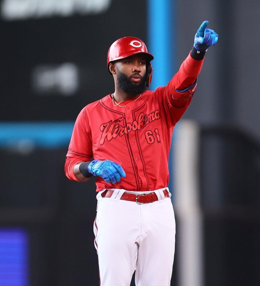 　６回、二塁打を放ち、ポーズをとるファビアン（撮影・中島達哉）