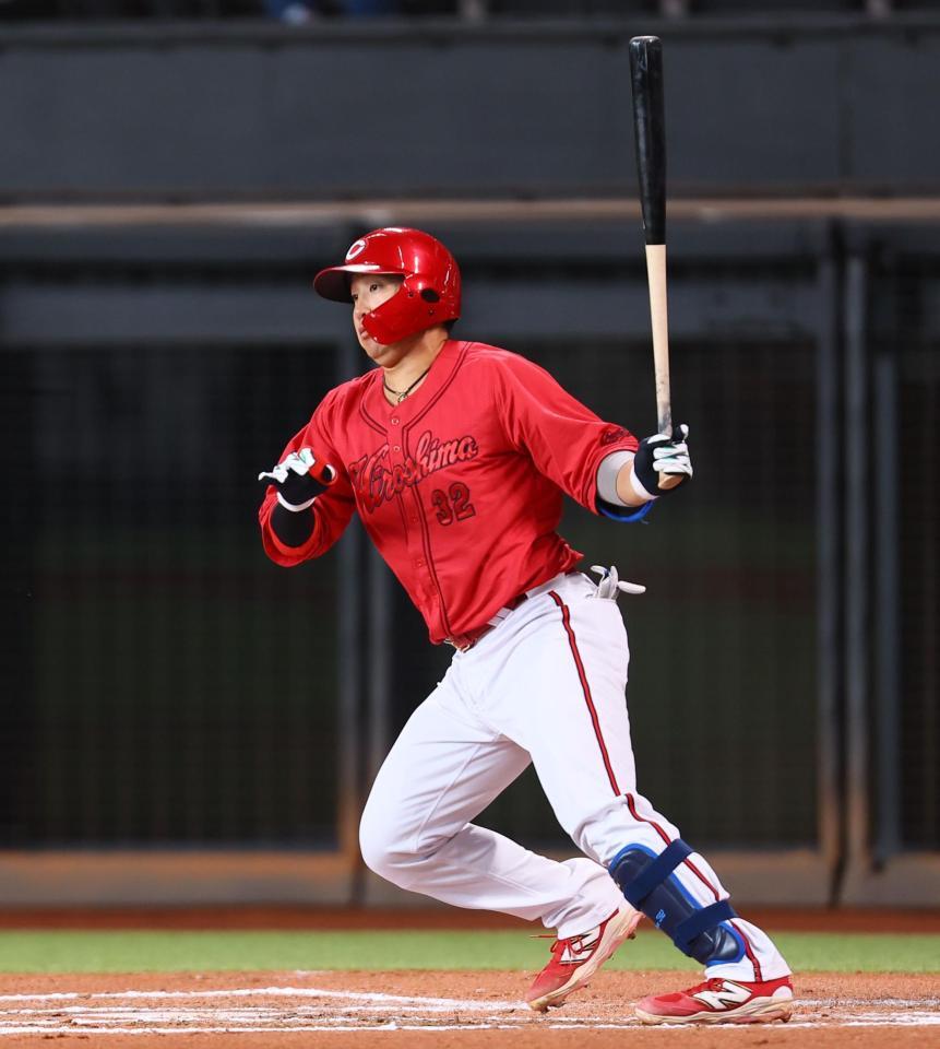 　６回、適時打を放つ石原（撮影・中島達哉）