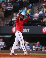 　６回、適時打を放ち、ポーズをとるファビアン（撮影・中島達哉）