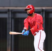 　６回、二塁打を放つファビアン