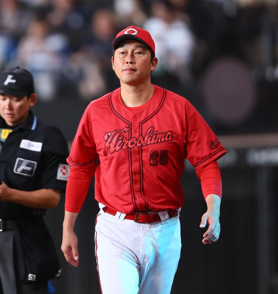 　７回、選手交代を告げる新井監督（撮影・中島達哉）