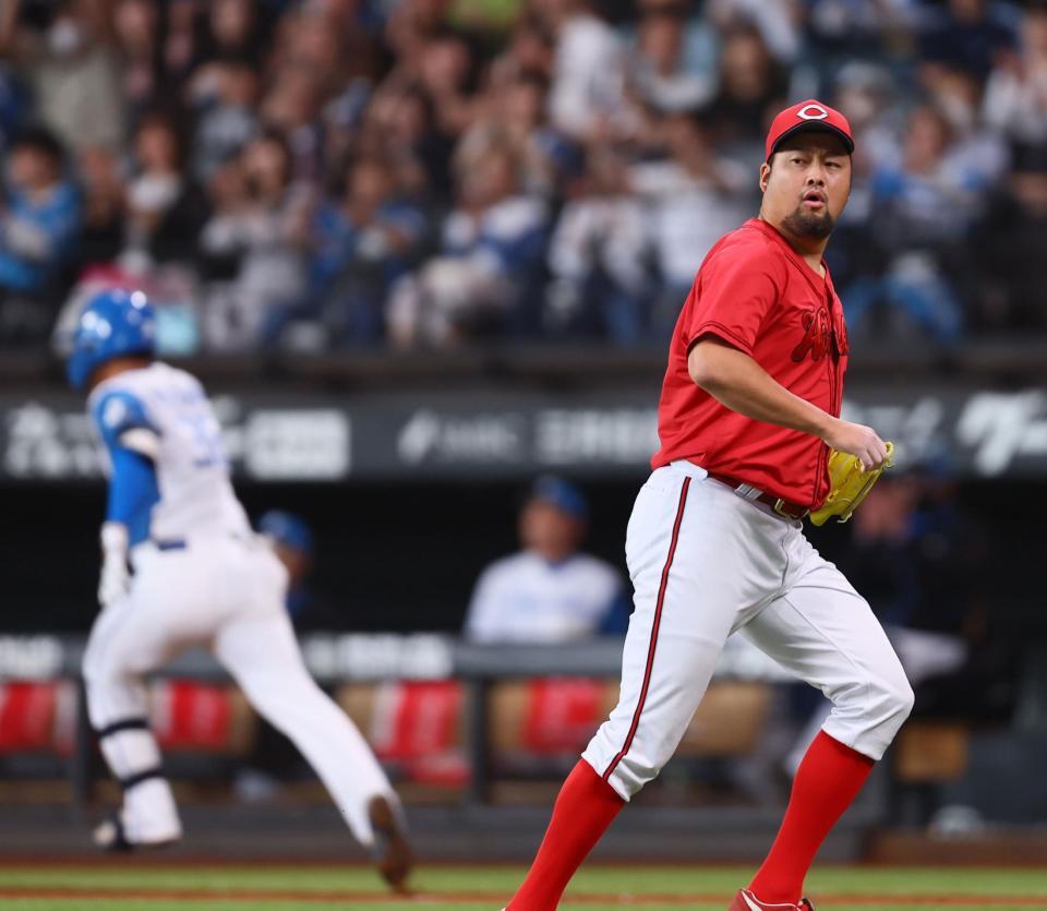 　８回、宮崎（左）に適時打を許す中崎（撮影・中島達哉）