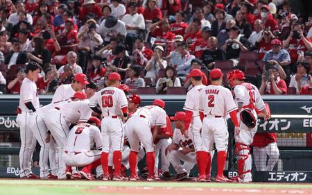 　６回の攻撃を前に、円陣を組む広島ナイン（撮影・市尻達拡）