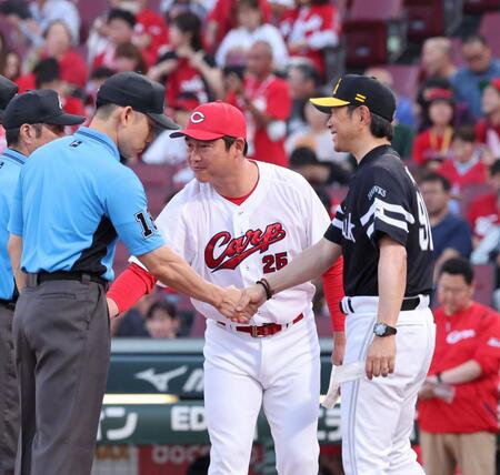 　審判団と握手をする新井監督と小久保監督（撮影・市尻達拡）