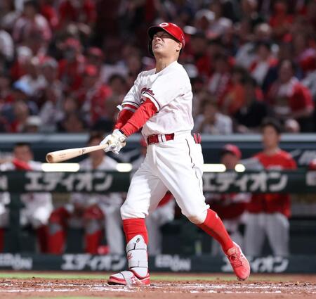 　８回、空振り三振に倒れ、顔をしかめる田中（撮影・市尻達拡）