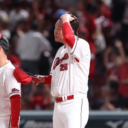 　試合後、ファンにあいさつする新井監督（撮影・市尻達拡）