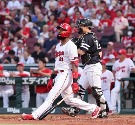 　４回、空振り三振に倒れ、打席に立ち尽くすファビアン（撮影・市尻達拡）