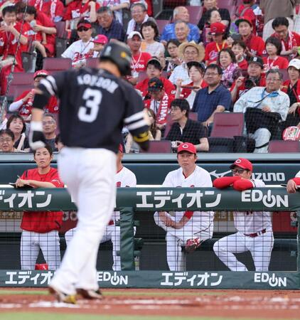 　１回、左越え２ランを放ち、生還する近藤に視線を送る新井監督（撮影・市尻達拡）