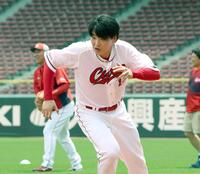 　ダッシュを繰り返す大瀬良（撮影・市尻達拡）