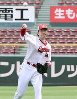 　キャッチボールで調整する（撮影・市尻達拡）