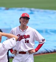 　練習中に笑顔を見せる大瀬良大地（撮影・市尻達拡）