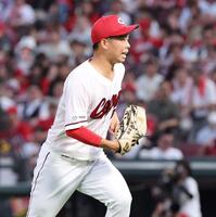 　５回、有原の送りバントで、マウンドを駆け降りる玉村（撮影・市尻達拡）