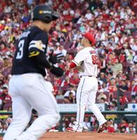 　１回、近藤に左越え２ランを被弾し、２点を許す玉村（撮影・市尻達拡）