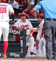 　６回の好機を逃した直後、選手交代を告げる新井監督（撮影・市尻達拡）