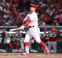 　８回、空振り三振に倒れ、顔をしかめる田中（撮影・市尻達拡）