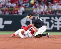 　５回、末包の三ゴロで飛び出し、タッチアウトになる二走・小園（撮影・市尻達拡）