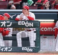 　敗戦後、ベンチに座る新井監督（撮影・市尻達拡）