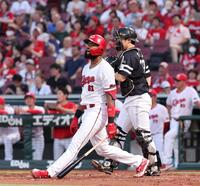 　４回、空振り三振に倒れ、打席に立ち尽くすファビアン（撮影・市尻達拡）