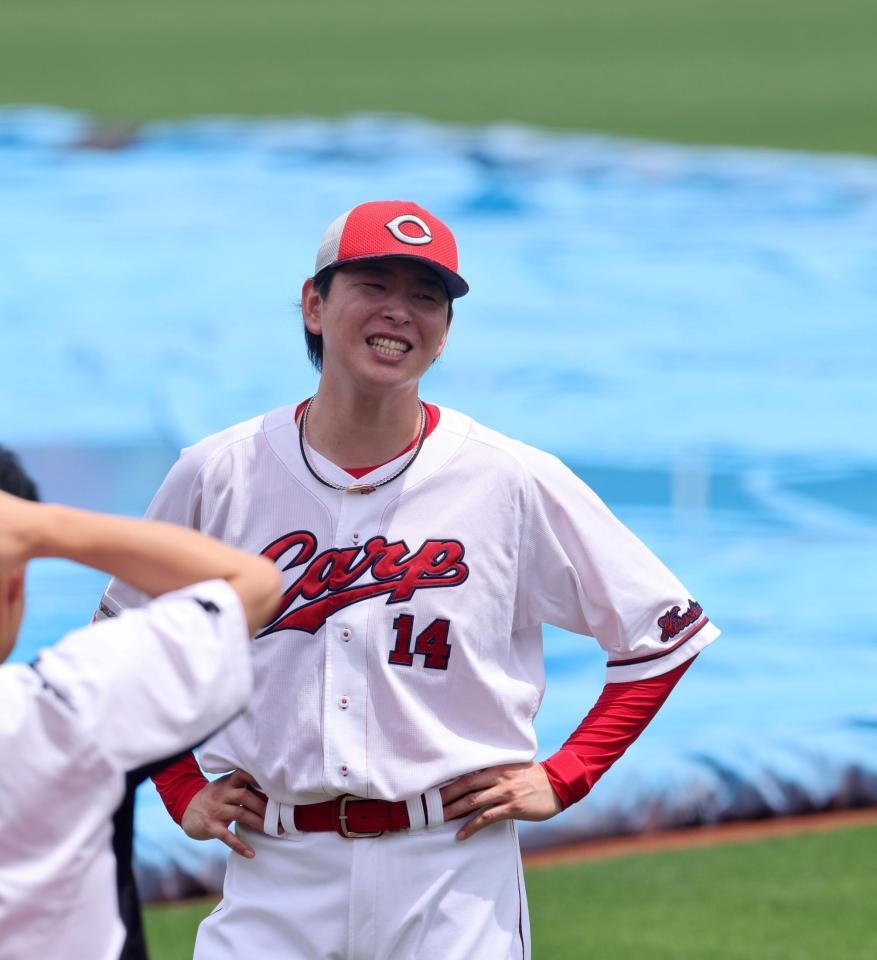 　練習中に笑顔を見せる大瀬良大地（撮影・市尻達拡）