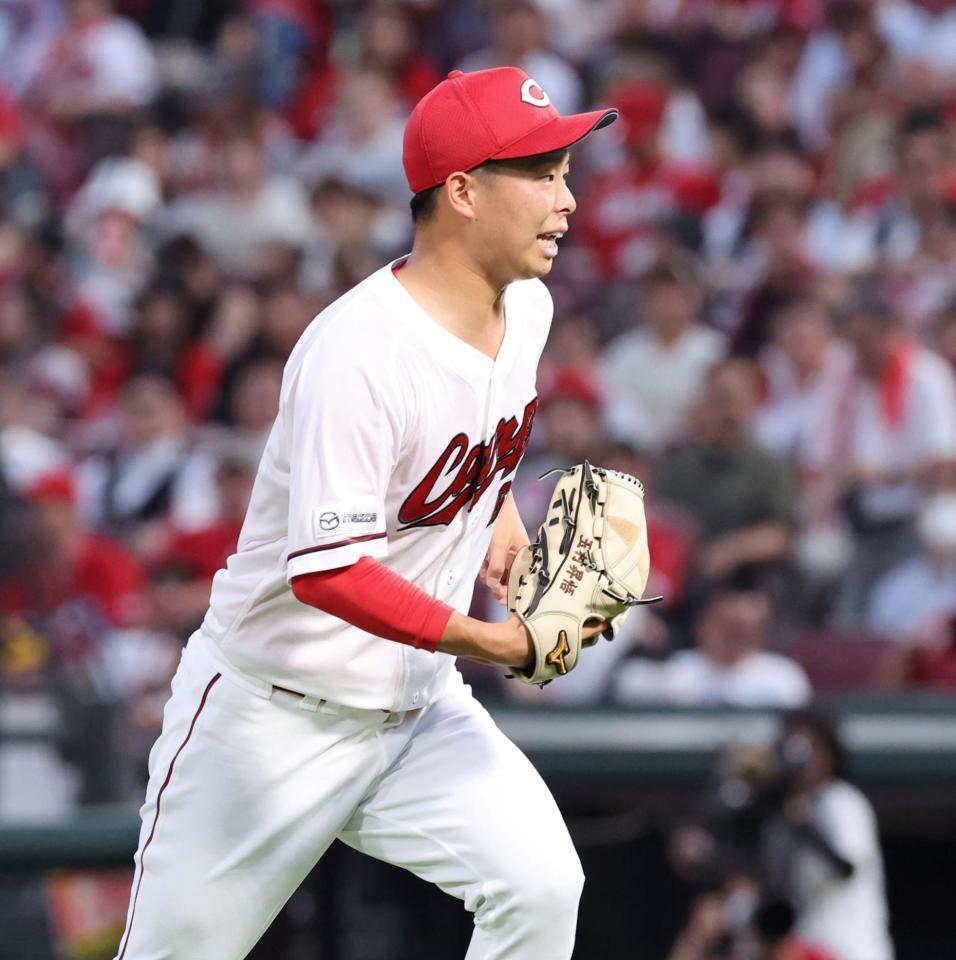 　５回、有原の送りバントで、マウンドを駆け降りる玉村（撮影・市尻達拡）