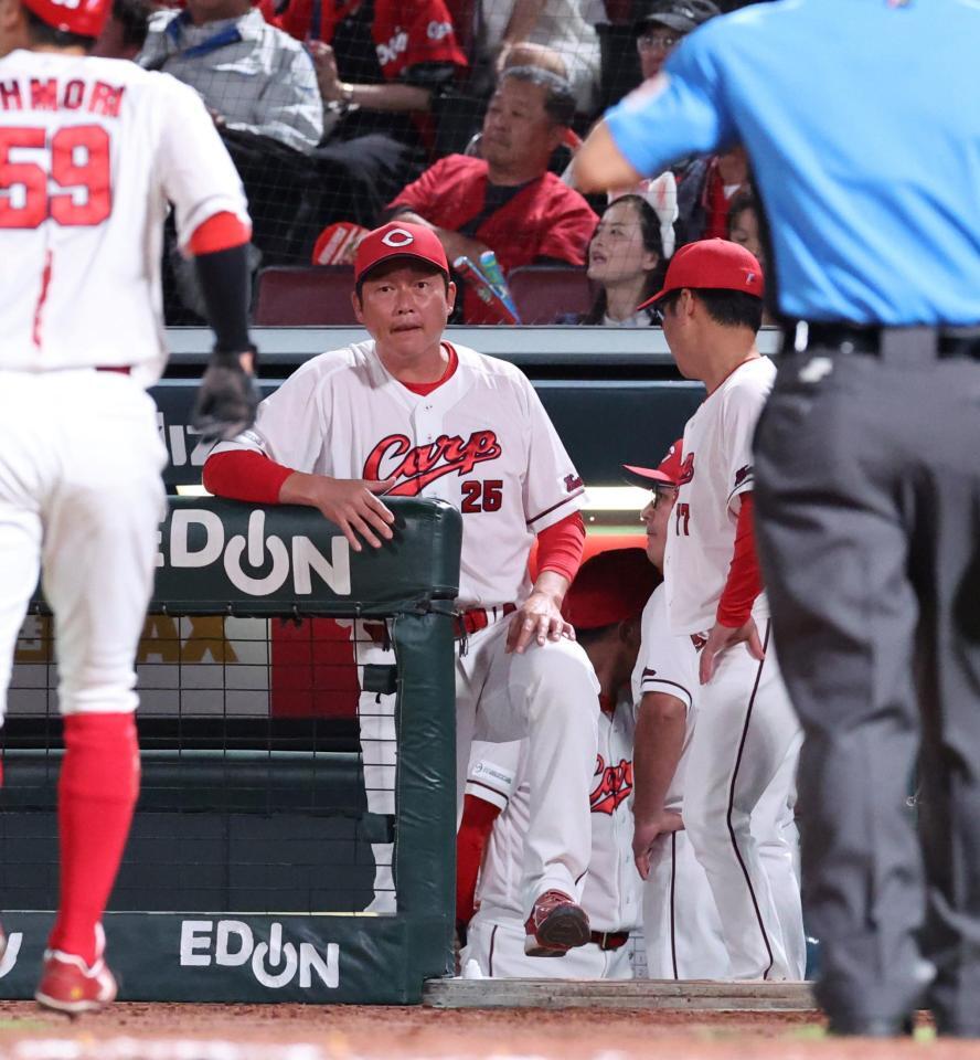 　６回の好機を逃した直後、選手交代を告げる新井監督（撮影・市尻達拡）