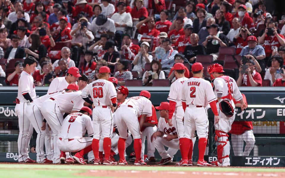 　６回の攻撃を前に、円陣を組む広島ナイン（撮影・市尻達拡）