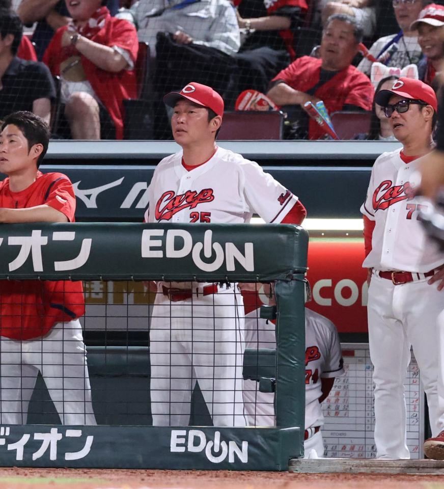 　６回、柳町がモンテロの打球を好捕したのを見つめる新井監督（撮影・市尻達拡）