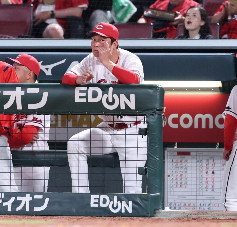 　敗戦後、ベンチに座る新井監督（撮影・市尻達拡）