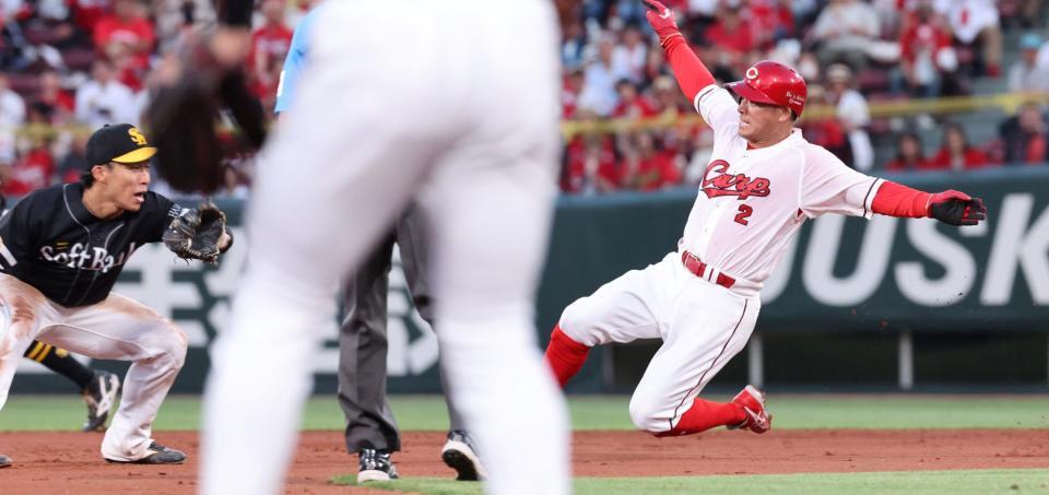 　４回、二盗に失敗する田中（撮影・市尻達拡）