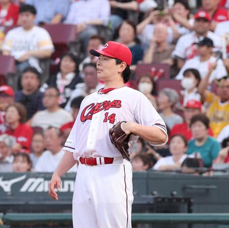 　２回、投手の前田純に中前２点タイムリーを許し、仰け反る大瀬良（撮影・市尻達拡）