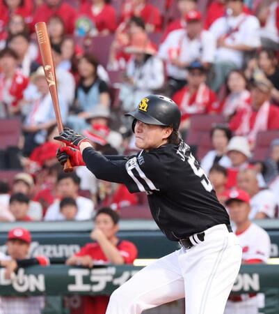 　２回、中前２点タイムリーを放つ前田純（撮影・市尻達拡）