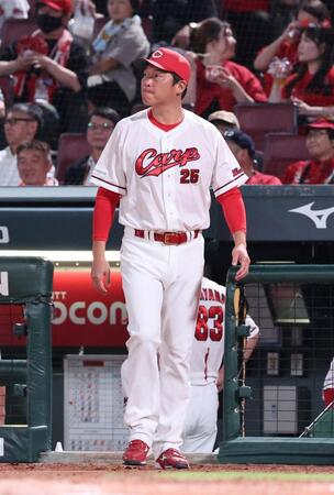 　４回の攻撃を終え、投手交代を告げる新井監督（撮影・市尻達拡）