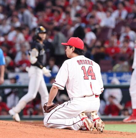 　４回、周東に中前タイムリーを許し、グラウンドに座り込む大瀬良（撮影・市尻達拡）