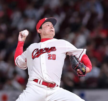 　躍動感あるフォームで１回無失点と好投した栗林（撮影・市尻達拡）