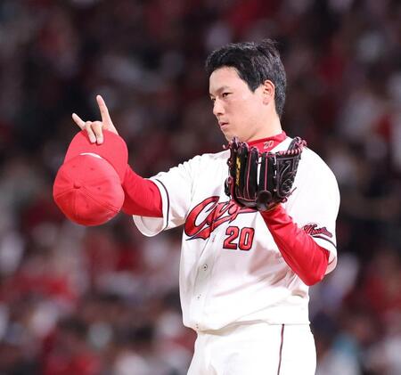 　８回、２アウトを奪い、合図を送る栗林（撮影・市尻達拡）