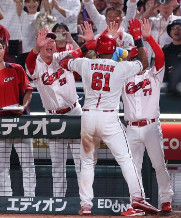 　６回、左越え満塁弾を放ったファビアンを出迎える新井監督（撮影・市尻達拡）