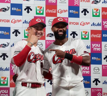 　お立ち台でポーズを決める高橋とファビアン（撮影・市尻達拡）