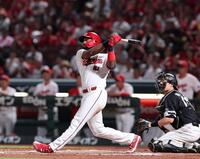 　６回、左越え満塁弾を放つファビアン（撮影・市尻達拡）