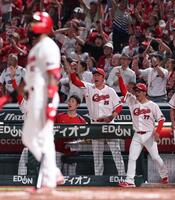 　６回、ファビアンの左越え満塁弾に、こん身のガッツポーズを見せる新井監督（撮影・市尻達拡）