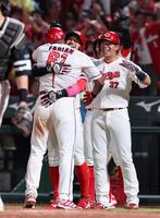 　６回、左越え満塁弾を放ったファビアンを出迎える菊池ら（撮影・市尻達拡）